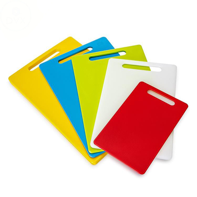 Multi color Rectangle HDPE Kitchen Talenan Talenan Plastik Dengan Pegangan